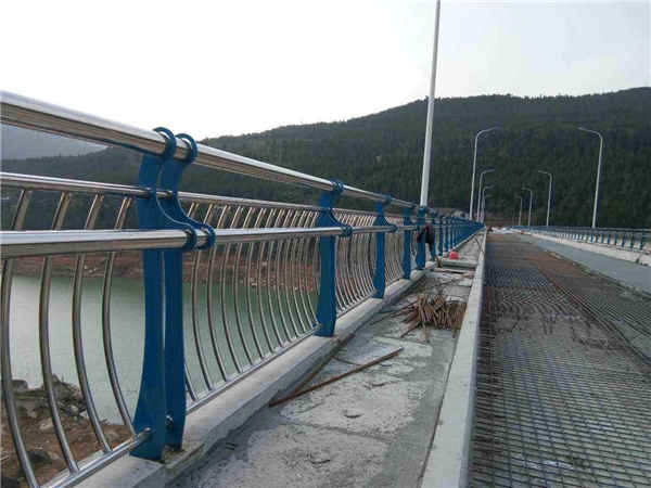 鸡西不锈钢桥梁护栏的特点及其在桥梁安全中的重要作用