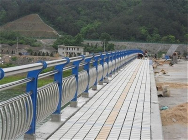鸡西不锈钢桥梁护栏的特性及其在现代建筑中的应用